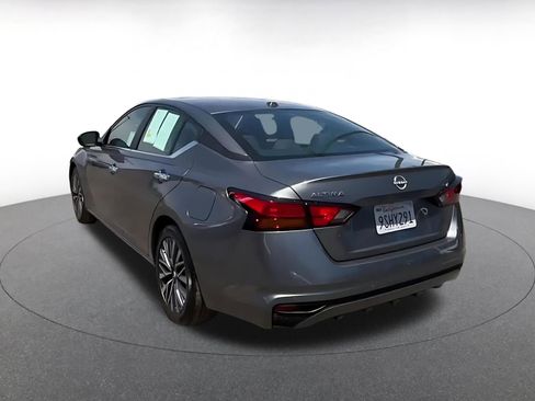 Used 2025 Nissan Altima 2.5 SV FWD image 11