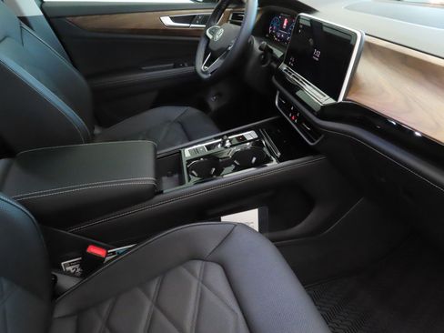 Used 2026 Volkswagen Atlas SE FWD image 25