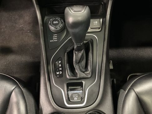 Used 2019 Jeep Cherokee Latitude Plus w/ Comfort/Convenience Group image 17