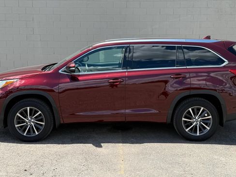 Used 2017 Toyota Highlander XLE w/ Carpet Mat Package AWD/4WD image 2