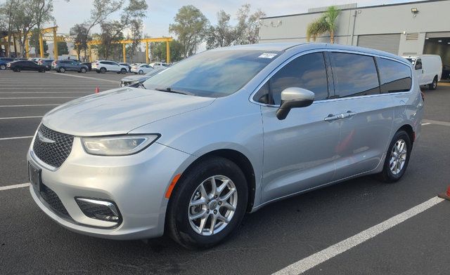 Used 2023 Chrysler Pacifica Touring-L FWD image 1