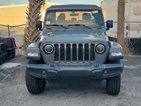 Used 2022 Jeep Gladiator Overland image 2