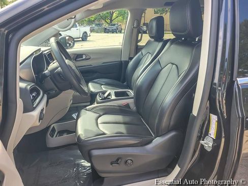 Used 2023 Chrysler Pacifica Touring-L FWD image 16