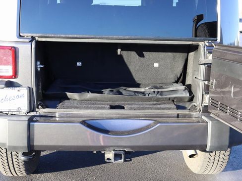 Used 2017 Jeep Wrangler Sahara image 9