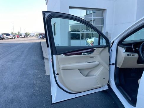 Certified 2018 Cadillac XT5 Premium Luxury FWD image 10