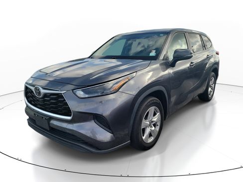 Used 2023 Toyota Highlander L FWD image 3