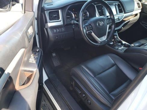 Used 2019 Toyota Highlander AWD V6 image 10