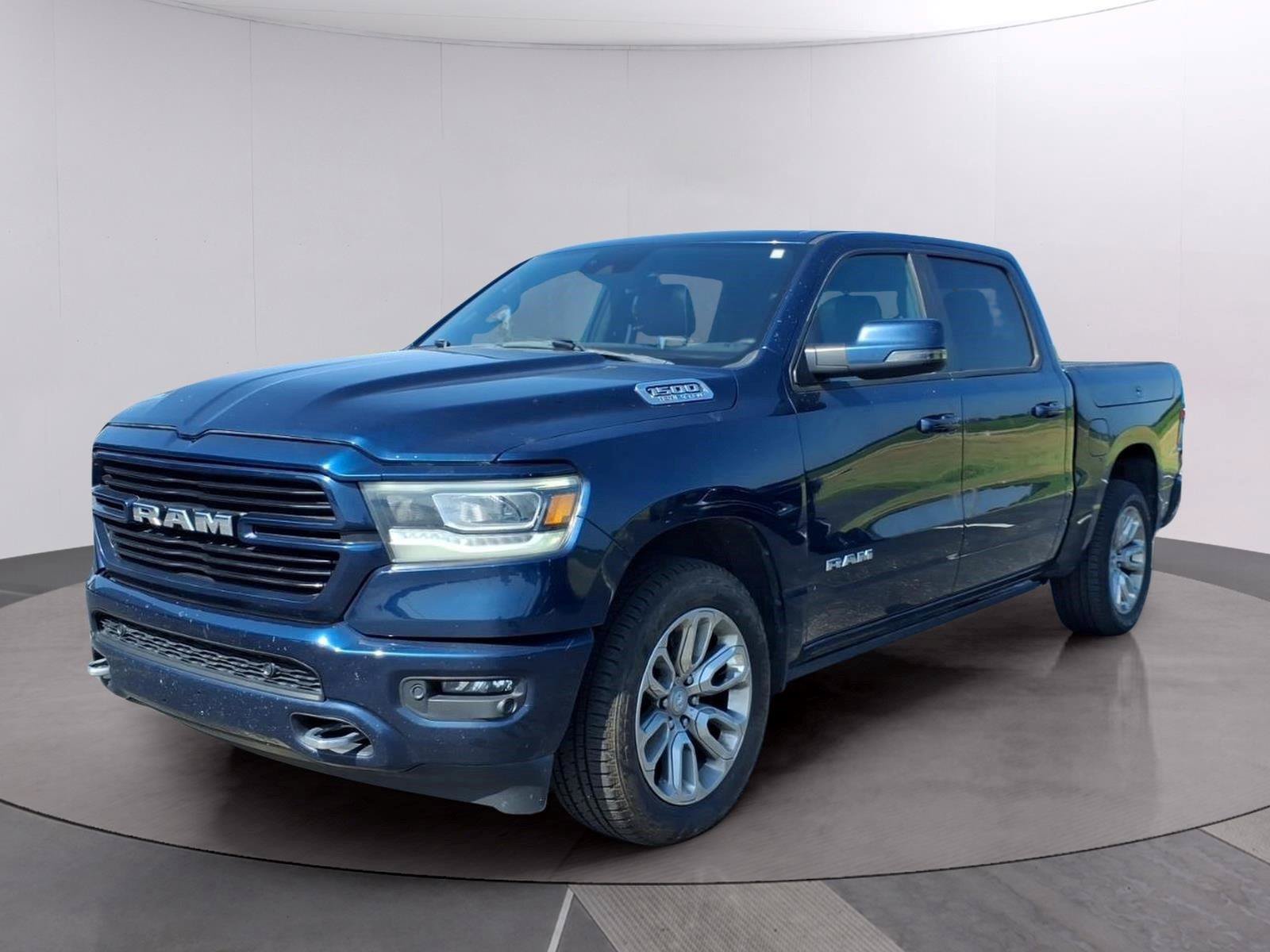 Used 2023 RAM 1500 Laramie AWD/4WD image 1