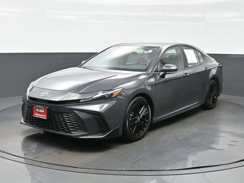 Used 2025 Toyota Camry SE FWD image 2