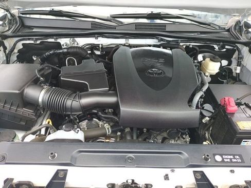 Used 2018 Toyota Tacoma SR5 RWD image 30