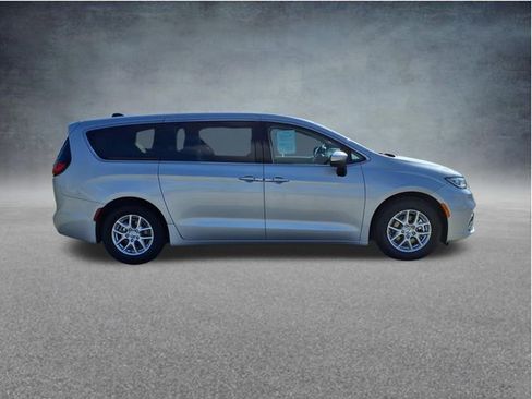Used 2023 Chrysler Pacifica Touring-L FWD image 9