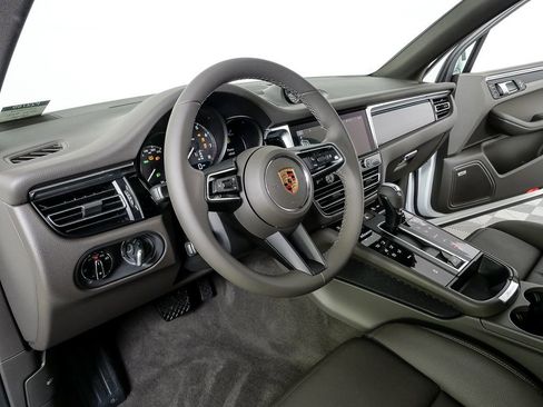 New 2026 Porsche Macan image 4