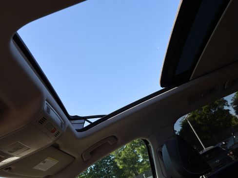 Used 2022 Volkswagen Tiguan SE w/ Panoramic Sunroof Package AWD/4WD image 36