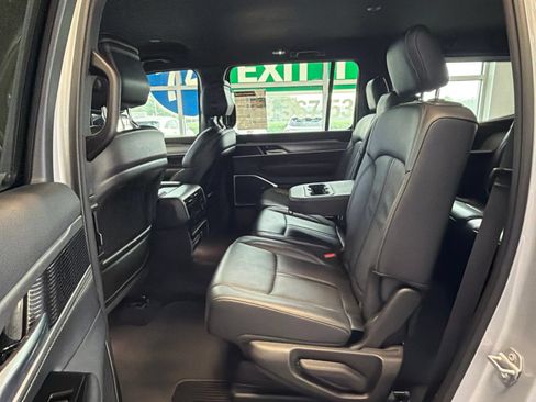 Used 2025 Jeep Wagoneer Series II w/ 8-Passenger Seating Package AWD/4WD image 14