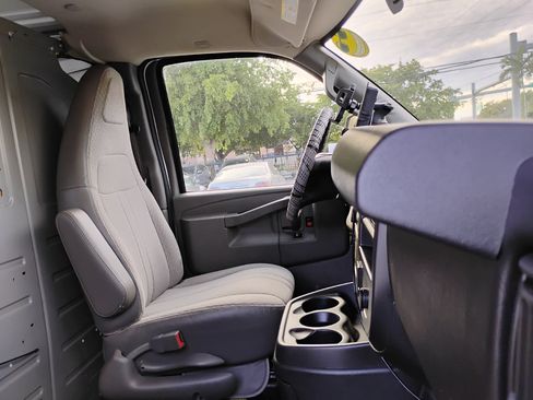 Used 2016 GMC Savana 2500 image 63