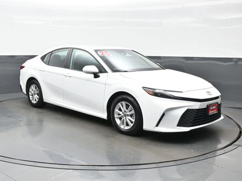 Used 2025 Toyota Camry LE FWD image 8