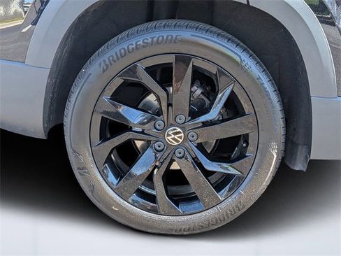 Certified 2024 Volkswagen Taos SE image 11