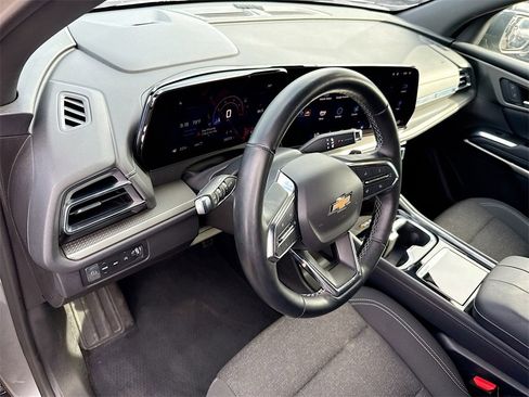 Used 2024 Chevrolet Traverse LT image 10