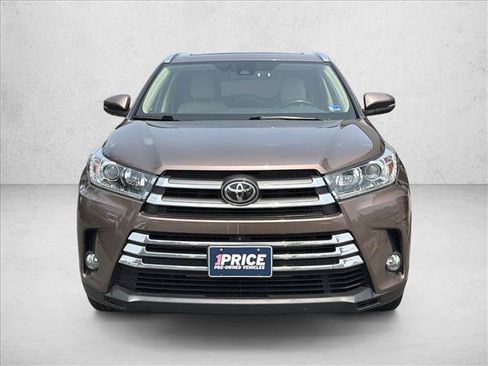 Used 2018 Toyota Highlander Limited Platinum AWD/4WD image 2