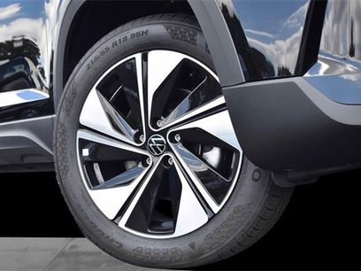 New 2025 Volkswagen Taos SE