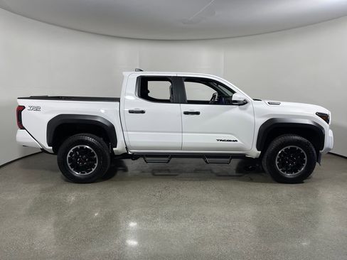 Certified 2025 Toyota Tacoma TRD Off-Road AWD/4WD image 2