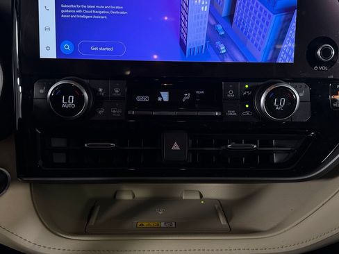 Used 2024 Toyota Highlander XLE FWD image 17