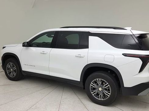 Used 2024 Chevrolet Traverse LT image 3