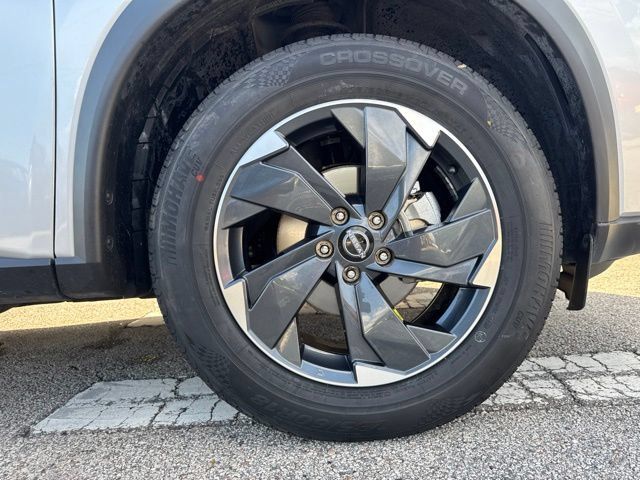 Used 2025 Nissan Rogue SV AWD/4WD image 9