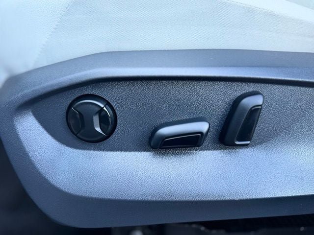 Used 2024 Volkswagen Tiguan SE AWD/4WD image 19