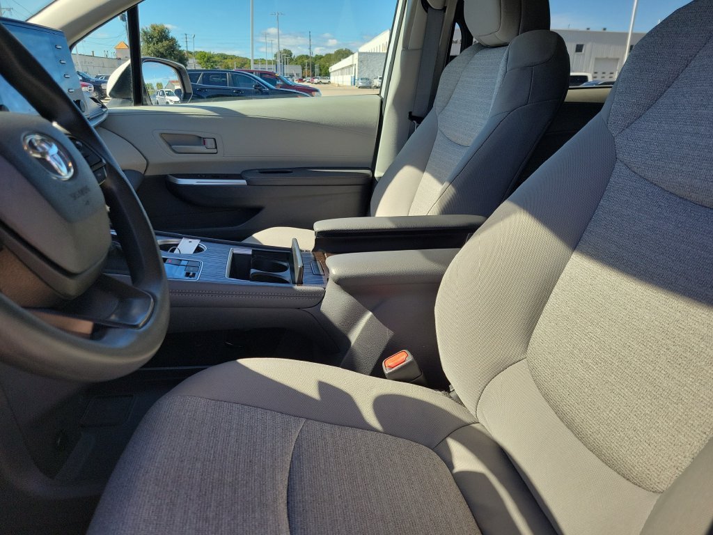 Used 2024 Toyota Sienna LE AWD/4WD image 19