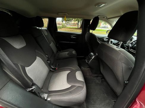 Used 2016 Jeep Cherokee Sport image 11