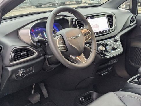 Used 2025 Chrysler Pacifica Select image 14