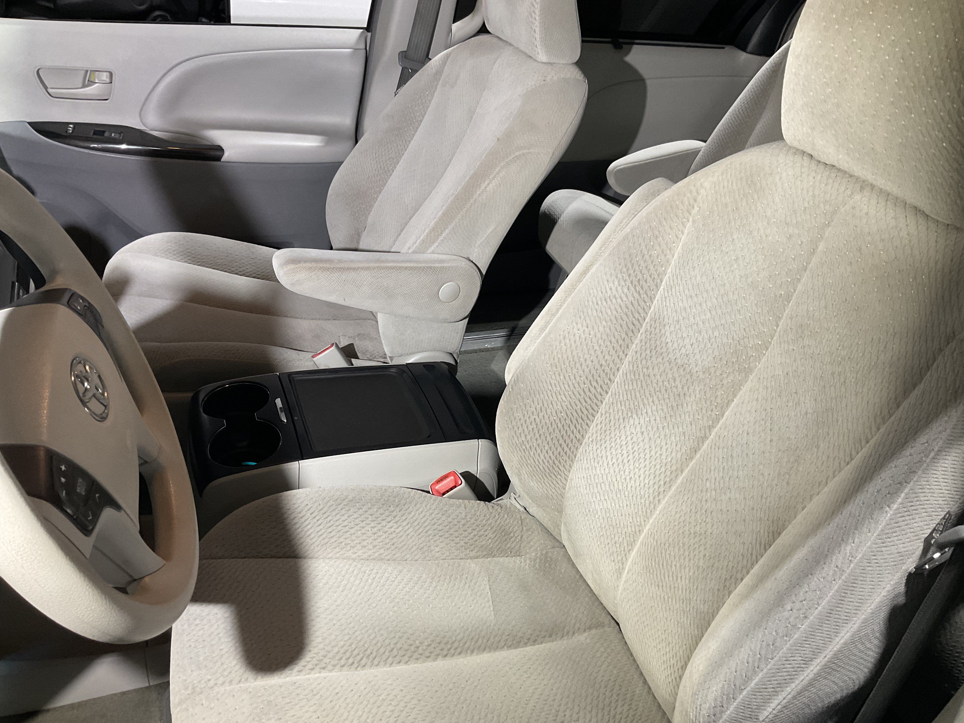 Used 2012 Toyota Sienna LE w/ Towing Pkg FWD image 28