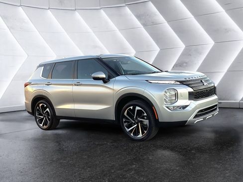 Used 2024 Mitsubishi Outlander SE image 1