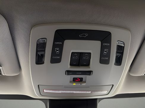Used 2021 Toyota Sienna XLE FWD image 26