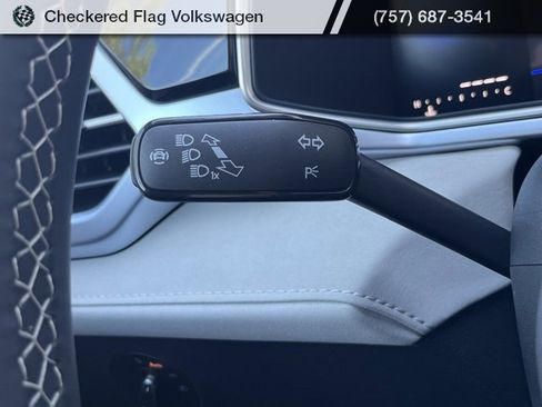 New 2025 Volkswagen Taos SE image 36