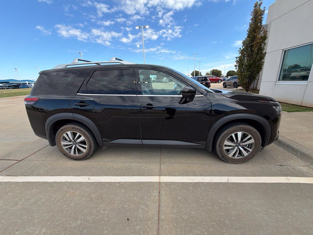 Used 2023 Nissan Pathfinder SL w/ Black Appearance Package FWD image 4