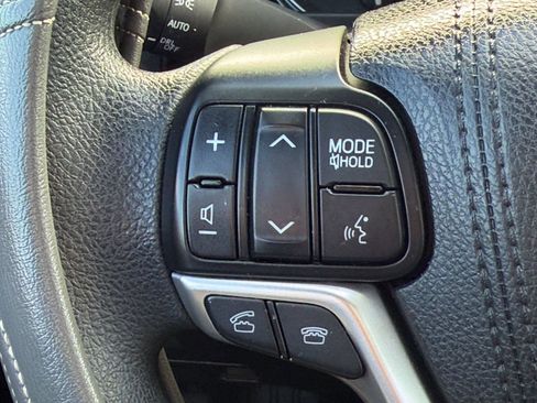Used 2015 Toyota Highlander LE FWD image 16
