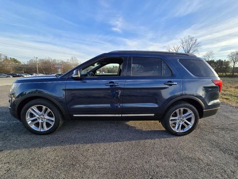 Used 2017 Ford Explorer XLT w/ Equipment Group 202A image 4