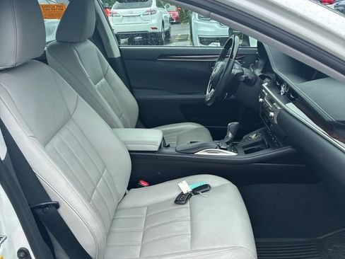 Used 2017 Lexus ES 350 w/ Luxury Package FWD image 5
