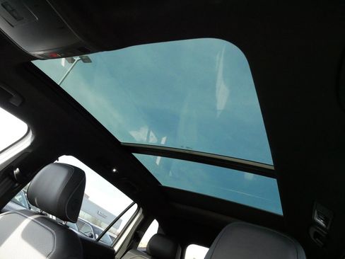 Certified 2024 Volkswagen Tiguan SE R-Line image 33