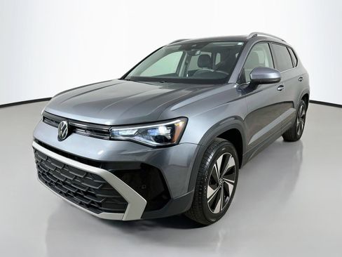 Used 2025 Volkswagen Taos SE w/ Panoramic Sunroof Package AWD/4WD image 1