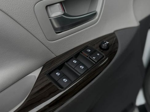 Used 2019 Toyota Sienna XLE w/ XLE Navigation Package FWD image 28