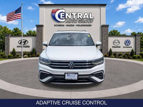 Used 2022 Volkswagen Tiguan SE w/ Panoramic Sunroof Package AWD/4WD image 2