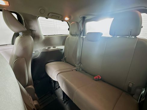 Used 2020 Toyota Sienna XLE image 23