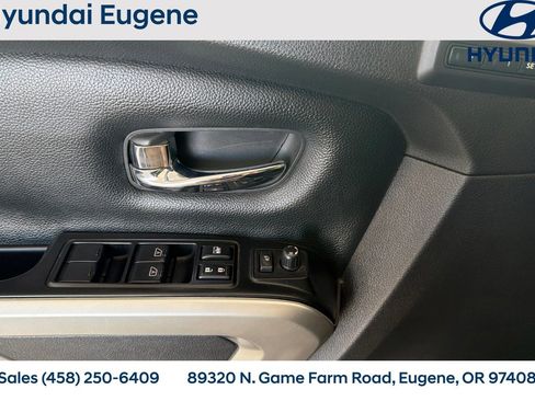 Used 2018 Nissan Titan SL AWD/4WD image 12