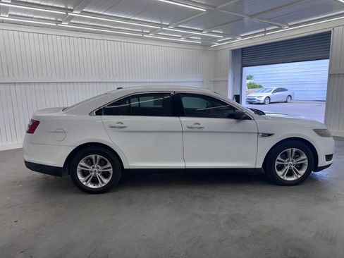 Used 2017 Ford Taurus SE image 8