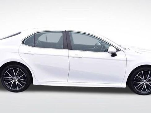 Certified 2022 Toyota Camry SE image 5