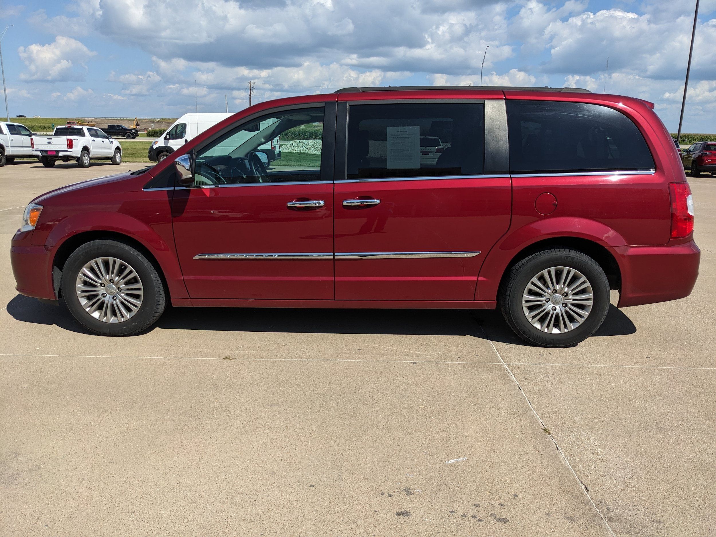 Used 2016 Chrysler Town & Country Touring-L FWD image 5