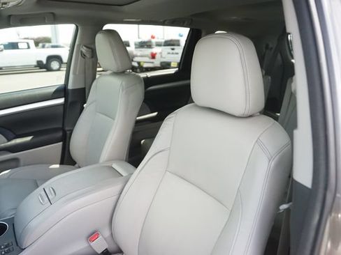 Used 2017 Toyota Highlander XLE FWD image 10